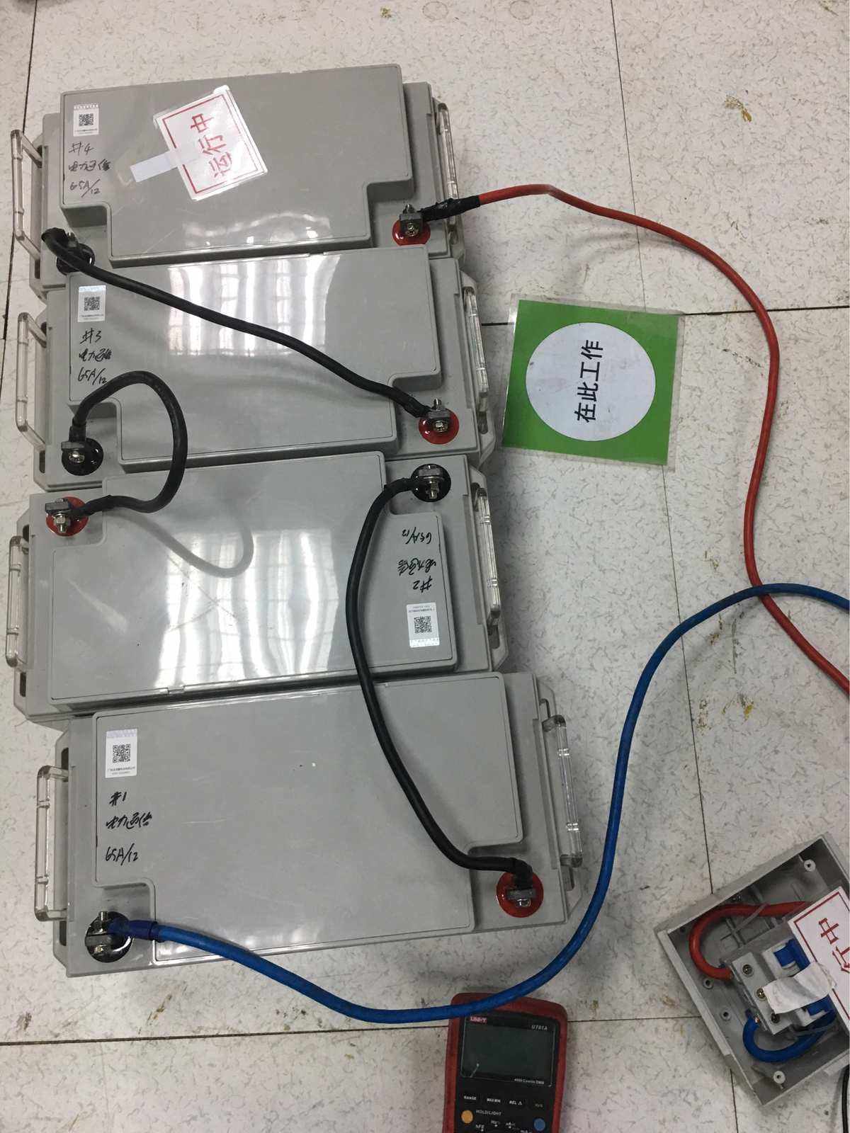 蓄电池测试是怎么测的(怎么测试蓄电池有没有电)