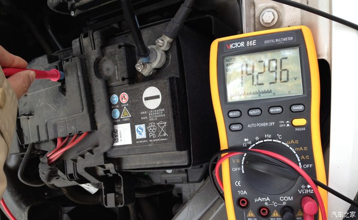 蓄电池组怎么测量电压(蓄电池组怎么测量电压的)
